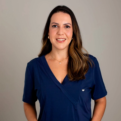 Fotografia de Carine de Lima, biomédica, embriologista sênior e chefe do laboratório OrigenLab na OrigenRio.