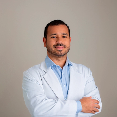 Retrato do Dr. Breno Gouvêa, médico urologista focado em andrologia e infertilidade masculina na clínica OrigenRio.