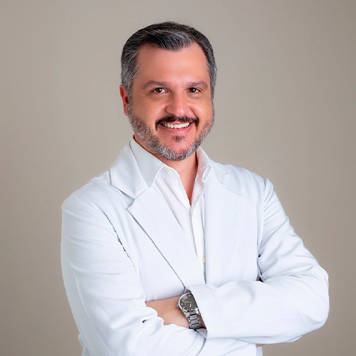 Retrato do Dr. Bruno Monteiro, coordenador médico e especialista em medicina reprodutiva na clínica OrigenRio.