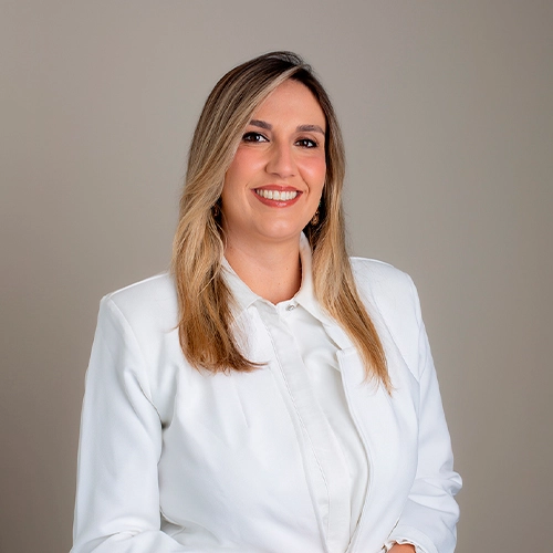 Fotografia da Dra. Danielle Deveza, coordenadora do banco de óvulos Sonhar Mais na clínica de fertilidade OrigenRio.